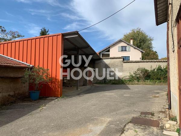 Ensemble immobilier comprenant ancienne ferme, nombreuses dépendances et terrain