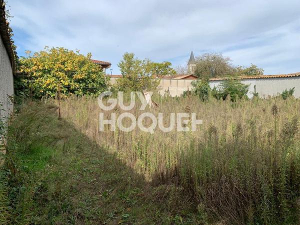 Ensemble immobilier comprenant ancienne ferme, nombreuses dépendances et terrain