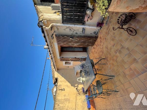 Venez découvrir cette maison de village avec terrasse !