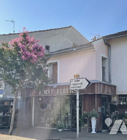 Venez découvrir cette maison de village avec terrasse !