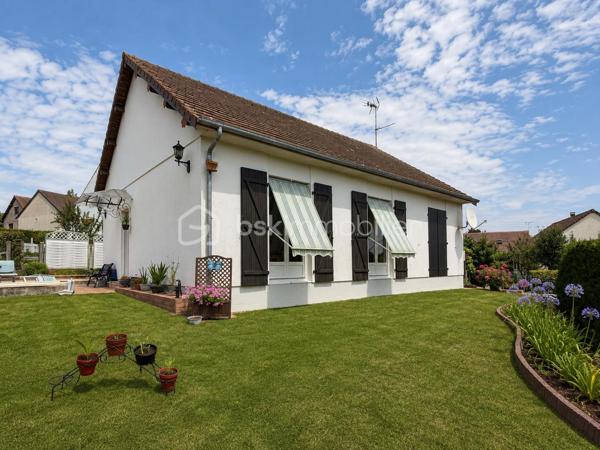 À Gisors (Eure, 27), dans un quartier calme et recherché à proximité du centre-ville, cette maison de 79 m² développe quatre pièces dont trois chambres sur un terrain de 559 m². Lumineuse, dotée d'un charme conservé dans son jus, elle dispose d'un sous-sol total pouvant accueillir plusieurs véhicules, accessible directement depuis l'intérieur.

ESPACE DE VIE

Le grand salon constitue le cœur de la maison et bénéficie d'une belle luminosité naturelle. La cuisine, aménagée et équipée, forme un ensemble avec la salle à manger, créant un espace convivial et fonctionnel pour les repas du quotidien comme pour recevoir. L'ensemble conserve le charme d'origine du bien, qu'un acquéreur pourra choisir de préserver ou de faire évoluer selon ses goûts.

ESPACE NUIT

La maison compte trois chambres, complétées par une salle de bain et un WC séparé. Cette distribution offre une séparation nette entre les espaces de vie et les espaces nuit, avec un nombre de chambres qui convient à une famille comme à un foyer souhaitant dédier une pièce au télétravail ou aux invités.

SOUS-SOL TOTAL

Le sous-sol total constitue l'un des principaux atouts du bien. Il s'étend sur l'ensemble de l'emprise de la maison et peut accueillir plusieurs véhicules, ce qui représente un avantage concret dans un secteur proche du centre-ville où le stationnement à l'abri n'est pas systématique. Son accès direct depuis l'intérieur de la maison en fait un espace pratique au quotidien, utilisable également en rangement, atelier ou buanderie. Ce volume vient s'ajouter à la surface habitable et élargit sensiblement les possibilités d'usage du bien.

EXTÉRIEUR

Le terrain de 559 m² offre un espace extérieur généreux au regard de la proximité du centre-ville. Il permet d'envisager un jardin d'agrément, un potager ou un espace de jeux, et constitue un vrai confort de vie pour une famille.

ENVIRONNEMENT ET ACCÈS

Le quartier, calme et résidentiel, est apprécié pour sa tranquillité tout en restant à proximité immédiate du centre de Gisors. La ville réunit de nombreux commerces, des établissements scolaires et une gare permettant de rejoindre la Normandie comme l'Île-de-France. Un positionnement équilibré, recherché aussi bien par les familles que par les actifs effectuant des trajets réguliers.

POINTS À NOTER

Cette maison s'adresse aux acquéreurs sensibles au charme de l'ancien, recherchant un bien lumineux avec un sous-sol total, un terrain de bonne surface et un emplacement de qualité à Gisors. Le caractère conservé dans son jus laisse une marge de personnalisation à qui souhaite y apporter sa propre mise au goût du jour.

Une maison lumineuse au charme préservé, avec sous-sol total et jardin de 559 m², dans un quartier calme proche du centre de Gisors.