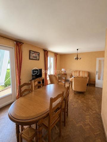 À Gisors (Eure, 27), dans un quartier calme et recherché à proximité du centre-ville, cette maison de 79 m² développe quatre pièces dont trois chambres sur un terrain de 559 m². Lumineuse, dotée d'un charme conservé dans son jus, elle dispose d'un sous-sol total pouvant accueillir plusieurs véhicules, accessible directement depuis l'intérieur.

ESPACE DE VIE

Le grand salon constitue le cœur de la maison et bénéficie d'une belle luminosité naturelle. La cuisine, aménagée et équipée, forme un ensemble avec la salle à manger, créant un espace convivial et fonctionnel pour les repas du quotidien comme pour recevoir. L'ensemble conserve le charme d'origine du bien, qu'un acquéreur pourra choisir de préserver ou de faire évoluer selon ses goûts.

ESPACE NUIT

La maison compte trois chambres, complétées par une salle de bain et un WC séparé. Cette distribution offre une séparation nette entre les espaces de vie et les espaces nuit, avec un nombre de chambres qui convient à une famille comme à un foyer souhaitant dédier une pièce au télétravail ou aux invités.

SOUS-SOL TOTAL

Le sous-sol total constitue l'un des principaux atouts du bien. Il s'étend sur l'ensemble de l'emprise de la maison et peut accueillir plusieurs véhicules, ce qui représente un avantage concret dans un secteur proche du centre-ville où le stationnement à l'abri n'est pas systématique. Son accès direct depuis l'intérieur de la maison en fait un espace pratique au quotidien, utilisable également en rangement, atelier ou buanderie. Ce volume vient s'ajouter à la surface habitable et élargit sensiblement les possibilités d'usage du bien.

EXTÉRIEUR

Le terrain de 559 m² offre un espace extérieur généreux au regard de la proximité du centre-ville. Il permet d'envisager un jardin d'agrément, un potager ou un espace de jeux, et constitue un vrai confort de vie pour une famille.

ENVIRONNEMENT ET ACCÈS

Le quartier, calme et résidentiel, est apprécié pour sa tranquillité tout en restant à proximité immédiate du centre de Gisors. La ville réunit de nombreux commerces, des établissements scolaires et une gare permettant de rejoindre la Normandie comme l'Île-de-France. Un positionnement équilibré, recherché aussi bien par les familles que par les actifs effectuant des trajets réguliers.

POINTS À NOTER

Cette maison s'adresse aux acquéreurs sensibles au charme de l'ancien, recherchant un bien lumineux avec un sous-sol total, un terrain de bonne surface et un emplacement de qualité à Gisors. Le caractère conservé dans son jus laisse une marge de personnalisation à qui souhaite y apporter sa propre mise au goût du jour.

Une maison lumineuse au charme préservé, avec sous-sol total et jardin de 559 m², dans un quartier calme proche du centre de Gisors.