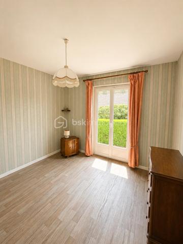 À Gisors (Eure, 27), dans un quartier calme et recherché à proximité du centre-ville, cette maison de 79 m² développe quatre pièces dont trois chambres sur un terrain de 559 m². Lumineuse, dotée d'un charme conservé dans son jus, elle dispose d'un sous-sol total pouvant accueillir plusieurs véhicules, accessible directement depuis l'intérieur.

ESPACE DE VIE

Le grand salon constitue le cœur de la maison et bénéficie d'une belle luminosité naturelle. La cuisine, aménagée et équipée, forme un ensemble avec la salle à manger, créant un espace convivial et fonctionnel pour les repas du quotidien comme pour recevoir. L'ensemble conserve le charme d'origine du bien, qu'un acquéreur pourra choisir de préserver ou de faire évoluer selon ses goûts.

ESPACE NUIT

La maison compte trois chambres, complétées par une salle de bain et un WC séparé. Cette distribution offre une séparation nette entre les espaces de vie et les espaces nuit, avec un nombre de chambres qui convient à une famille comme à un foyer souhaitant dédier une pièce au télétravail ou aux invités.

SOUS-SOL TOTAL

Le sous-sol total constitue l'un des principaux atouts du bien. Il s'étend sur l'ensemble de l'emprise de la maison et peut accueillir plusieurs véhicules, ce qui représente un avantage concret dans un secteur proche du centre-ville où le stationnement à l'abri n'est pas systématique. Son accès direct depuis l'intérieur de la maison en fait un espace pratique au quotidien, utilisable également en rangement, atelier ou buanderie. Ce volume vient s'ajouter à la surface habitable et élargit sensiblement les possibilités d'usage du bien.

EXTÉRIEUR

Le terrain de 559 m² offre un espace extérieur généreux au regard de la proximité du centre-ville. Il permet d'envisager un jardin d'agrément, un potager ou un espace de jeux, et constitue un vrai confort de vie pour une famille.

ENVIRONNEMENT ET ACCÈS

Le quartier, calme et résidentiel, est apprécié pour sa tranquillité tout en restant à proximité immédiate du centre de Gisors. La ville réunit de nombreux commerces, des établissements scolaires et une gare permettant de rejoindre la Normandie comme l'Île-de-France. Un positionnement équilibré, recherché aussi bien par les familles que par les actifs effectuant des trajets réguliers.

POINTS À NOTER

Cette maison s'adresse aux acquéreurs sensibles au charme de l'ancien, recherchant un bien lumineux avec un sous-sol total, un terrain de bonne surface et un emplacement de qualité à Gisors. Le caractère conservé dans son jus laisse une marge de personnalisation à qui souhaite y apporter sa propre mise au goût du jour.

Une maison lumineuse au charme préservé, avec sous-sol total et jardin de 559 m², dans un quartier calme proche du centre de Gisors.