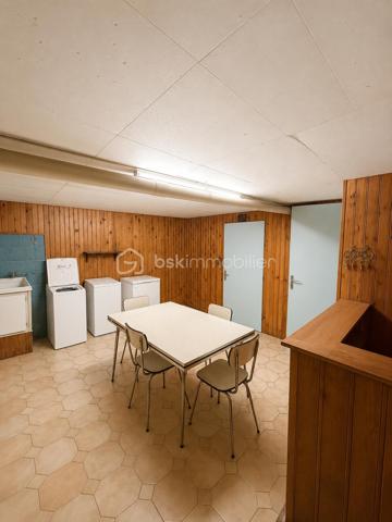 À Gisors (Eure, 27), dans un quartier calme et recherché à proximité du centre-ville, cette maison de 79 m² développe quatre pièces dont trois chambres sur un terrain de 559 m². Lumineuse, dotée d'un charme conservé dans son jus, elle dispose d'un sous-sol total pouvant accueillir plusieurs véhicules, accessible directement depuis l'intérieur.

ESPACE DE VIE

Le grand salon constitue le cœur de la maison et bénéficie d'une belle luminosité naturelle. La cuisine, aménagée et équipée, forme un ensemble avec la salle à manger, créant un espace convivial et fonctionnel pour les repas du quotidien comme pour recevoir. L'ensemble conserve le charme d'origine du bien, qu'un acquéreur pourra choisir de préserver ou de faire évoluer selon ses goûts.

ESPACE NUIT

La maison compte trois chambres, complétées par une salle de bain et un WC séparé. Cette distribution offre une séparation nette entre les espaces de vie et les espaces nuit, avec un nombre de chambres qui convient à une famille comme à un foyer souhaitant dédier une pièce au télétravail ou aux invités.

SOUS-SOL TOTAL

Le sous-sol total constitue l'un des principaux atouts du bien. Il s'étend sur l'ensemble de l'emprise de la maison et peut accueillir plusieurs véhicules, ce qui représente un avantage concret dans un secteur proche du centre-ville où le stationnement à l'abri n'est pas systématique. Son accès direct depuis l'intérieur de la maison en fait un espace pratique au quotidien, utilisable également en rangement, atelier ou buanderie. Ce volume vient s'ajouter à la surface habitable et élargit sensiblement les possibilités d'usage du bien.

EXTÉRIEUR

Le terrain de 559 m² offre un espace extérieur généreux au regard de la proximité du centre-ville. Il permet d'envisager un jardin d'agrément, un potager ou un espace de jeux, et constitue un vrai confort de vie pour une famille.

ENVIRONNEMENT ET ACCÈS

Le quartier, calme et résidentiel, est apprécié pour sa tranquillité tout en restant à proximité immédiate du centre de Gisors. La ville réunit de nombreux commerces, des établissements scolaires et une gare permettant de rejoindre la Normandie comme l'Île-de-France. Un positionnement équilibré, recherché aussi bien par les familles que par les actifs effectuant des trajets réguliers.

POINTS À NOTER

Cette maison s'adresse aux acquéreurs sensibles au charme de l'ancien, recherchant un bien lumineux avec un sous-sol total, un terrain de bonne surface et un emplacement de qualité à Gisors. Le caractère conservé dans son jus laisse une marge de personnalisation à qui souhaite y apporter sa propre mise au goût du jour.

Une maison lumineuse au charme préservé, avec sous-sol total et jardin de 559 m², dans un quartier calme proche du centre de Gisors.