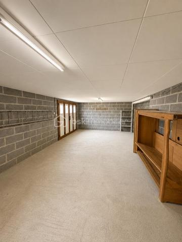 À Gisors (Eure, 27), dans un quartier calme et recherché à proximité du centre-ville, cette maison de 79 m² développe quatre pièces dont trois chambres sur un terrain de 559 m². Lumineuse, dotée d'un charme conservé dans son jus, elle dispose d'un sous-sol total pouvant accueillir plusieurs véhicules, accessible directement depuis l'intérieur.

ESPACE DE VIE

Le grand salon constitue le cœur de la maison et bénéficie d'une belle luminosité naturelle. La cuisine, aménagée et équipée, forme un ensemble avec la salle à manger, créant un espace convivial et fonctionnel pour les repas du quotidien comme pour recevoir. L'ensemble conserve le charme d'origine du bien, qu'un acquéreur pourra choisir de préserver ou de faire évoluer selon ses goûts.

ESPACE NUIT

La maison compte trois chambres, complétées par une salle de bain et un WC séparé. Cette distribution offre une séparation nette entre les espaces de vie et les espaces nuit, avec un nombre de chambres qui convient à une famille comme à un foyer souhaitant dédier une pièce au télétravail ou aux invités.

SOUS-SOL TOTAL

Le sous-sol total constitue l'un des principaux atouts du bien. Il s'étend sur l'ensemble de l'emprise de la maison et peut accueillir plusieurs véhicules, ce qui représente un avantage concret dans un secteur proche du centre-ville où le stationnement à l'abri n'est pas systématique. Son accès direct depuis l'intérieur de la maison en fait un espace pratique au quotidien, utilisable également en rangement, atelier ou buanderie. Ce volume vient s'ajouter à la surface habitable et élargit sensiblement les possibilités d'usage du bien.

EXTÉRIEUR

Le terrain de 559 m² offre un espace extérieur généreux au regard de la proximité du centre-ville. Il permet d'envisager un jardin d'agrément, un potager ou un espace de jeux, et constitue un vrai confort de vie pour une famille.

ENVIRONNEMENT ET ACCÈS

Le quartier, calme et résidentiel, est apprécié pour sa tranquillité tout en restant à proximité immédiate du centre de Gisors. La ville réunit de nombreux commerces, des établissements scolaires et une gare permettant de rejoindre la Normandie comme l'Île-de-France. Un positionnement équilibré, recherché aussi bien par les familles que par les actifs effectuant des trajets réguliers.

POINTS À NOTER

Cette maison s'adresse aux acquéreurs sensibles au charme de l'ancien, recherchant un bien lumineux avec un sous-sol total, un terrain de bonne surface et un emplacement de qualité à Gisors. Le caractère conservé dans son jus laisse une marge de personnalisation à qui souhaite y apporter sa propre mise au goût du jour.

Une maison lumineuse au charme préservé, avec sous-sol total et jardin de 559 m², dans un quartier calme proche du centre de Gisors.