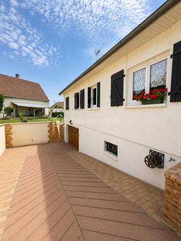À Gisors (Eure, 27), dans un quartier calme et recherché à proximité du centre-ville, cette maison de 79 m² développe quatre pièces dont trois chambres sur un terrain de 559 m². Lumineuse, dotée d'un charme conservé dans son jus, elle dispose d'un sous-sol total pouvant accueillir plusieurs véhicules, accessible directement depuis l'intérieur.

ESPACE DE VIE

Le grand salon constitue le cœur de la maison et bénéficie d'une belle luminosité naturelle. La cuisine, aménagée et équipée, forme un ensemble avec la salle à manger, créant un espace convivial et fonctionnel pour les repas du quotidien comme pour recevoir. L'ensemble conserve le charme d'origine du bien, qu'un acquéreur pourra choisir de préserver ou de faire évoluer selon ses goûts.

ESPACE NUIT

La maison compte trois chambres, complétées par une salle de bain et un WC séparé. Cette distribution offre une séparation nette entre les espaces de vie et les espaces nuit, avec un nombre de chambres qui convient à une famille comme à un foyer souhaitant dédier une pièce au télétravail ou aux invités.

SOUS-SOL TOTAL

Le sous-sol total constitue l'un des principaux atouts du bien. Il s'étend sur l'ensemble de l'emprise de la maison et peut accueillir plusieurs véhicules, ce qui représente un avantage concret dans un secteur proche du centre-ville où le stationnement à l'abri n'est pas systématique. Son accès direct depuis l'intérieur de la maison en fait un espace pratique au quotidien, utilisable également en rangement, atelier ou buanderie. Ce volume vient s'ajouter à la surface habitable et élargit sensiblement les possibilités d'usage du bien.

EXTÉRIEUR

Le terrain de 559 m² offre un espace extérieur généreux au regard de la proximité du centre-ville. Il permet d'envisager un jardin d'agrément, un potager ou un espace de jeux, et constitue un vrai confort de vie pour une famille.

ENVIRONNEMENT ET ACCÈS

Le quartier, calme et résidentiel, est apprécié pour sa tranquillité tout en restant à proximité immédiate du centre de Gisors. La ville réunit de nombreux commerces, des établissements scolaires et une gare permettant de rejoindre la Normandie comme l'Île-de-France. Un positionnement équilibré, recherché aussi bien par les familles que par les actifs effectuant des trajets réguliers.

POINTS À NOTER

Cette maison s'adresse aux acquéreurs sensibles au charme de l'ancien, recherchant un bien lumineux avec un sous-sol total, un terrain de bonne surface et un emplacement de qualité à Gisors. Le caractère conservé dans son jus laisse une marge de personnalisation à qui souhaite y apporter sa propre mise au goût du jour.

Une maison lumineuse au charme préservé, avec sous-sol total et jardin de 559 m², dans un quartier calme proche du centre de Gisors.