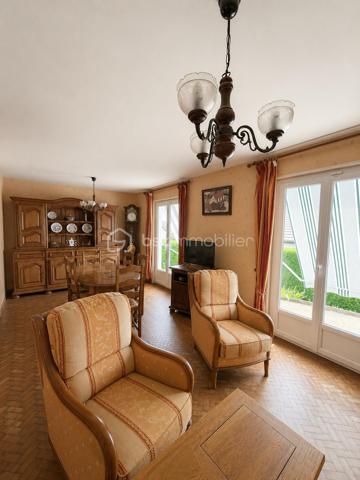 À Gisors (Eure, 27), dans un quartier calme et recherché à proximité du centre-ville, cette maison de 79 m² développe quatre pièces dont trois chambres sur un terrain de 559 m². Lumineuse, dotée d'un charme conservé dans son jus, elle dispose d'un sous-sol total pouvant accueillir plusieurs véhicules, accessible directement depuis l'intérieur.

ESPACE DE VIE

Le grand salon constitue le cœur de la maison et bénéficie d'une belle luminosité naturelle. La cuisine, aménagée et équipée, forme un ensemble avec la salle à manger, créant un espace convivial et fonctionnel pour les repas du quotidien comme pour recevoir. L'ensemble conserve le charme d'origine du bien, qu'un acquéreur pourra choisir de préserver ou de faire évoluer selon ses goûts.

ESPACE NUIT

La maison compte trois chambres, complétées par une salle de bain et un WC séparé. Cette distribution offre une séparation nette entre les espaces de vie et les espaces nuit, avec un nombre de chambres qui convient à une famille comme à un foyer souhaitant dédier une pièce au télétravail ou aux invités.

SOUS-SOL TOTAL

Le sous-sol total constitue l'un des principaux atouts du bien. Il s'étend sur l'ensemble de l'emprise de la maison et peut accueillir plusieurs véhicules, ce qui représente un avantage concret dans un secteur proche du centre-ville où le stationnement à l'abri n'est pas systématique. Son accès direct depuis l'intérieur de la maison en fait un espace pratique au quotidien, utilisable également en rangement, atelier ou buanderie. Ce volume vient s'ajouter à la surface habitable et élargit sensiblement les possibilités d'usage du bien.

EXTÉRIEUR

Le terrain de 559 m² offre un espace extérieur généreux au regard de la proximité du centre-ville. Il permet d'envisager un jardin d'agrément, un potager ou un espace de jeux, et constitue un vrai confort de vie pour une famille.

ENVIRONNEMENT ET ACCÈS

Le quartier, calme et résidentiel, est apprécié pour sa tranquillité tout en restant à proximité immédiate du centre de Gisors. La ville réunit de nombreux commerces, des établissements scolaires et une gare permettant de rejoindre la Normandie comme l'Île-de-France. Un positionnement équilibré, recherché aussi bien par les familles que par les actifs effectuant des trajets réguliers.

POINTS À NOTER

Cette maison s'adresse aux acquéreurs sensibles au charme de l'ancien, recherchant un bien lumineux avec un sous-sol total, un terrain de bonne surface et un emplacement de qualité à Gisors. Le caractère conservé dans son jus laisse une marge de personnalisation à qui souhaite y apporter sa propre mise au goût du jour.

Une maison lumineuse au charme préservé, avec sous-sol total et jardin de 559 m², dans un quartier calme proche du centre de Gisors.