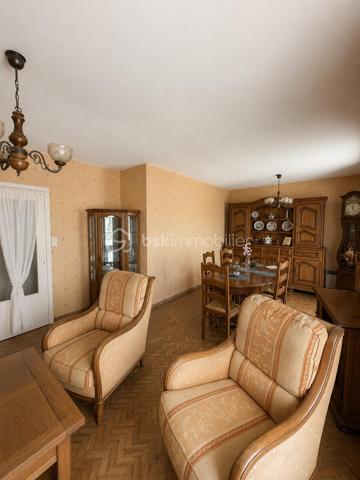 À Gisors (Eure, 27), dans un quartier calme et recherché à proximité du centre-ville, cette maison de 79 m² développe quatre pièces dont trois chambres sur un terrain de 559 m². Lumineuse, dotée d'un charme conservé dans son jus, elle dispose d'un sous-sol total pouvant accueillir plusieurs véhicules, accessible directement depuis l'intérieur.

ESPACE DE VIE

Le grand salon constitue le cœur de la maison et bénéficie d'une belle luminosité naturelle. La cuisine, aménagée et équipée, forme un ensemble avec la salle à manger, créant un espace convivial et fonctionnel pour les repas du quotidien comme pour recevoir. L'ensemble conserve le charme d'origine du bien, qu'un acquéreur pourra choisir de préserver ou de faire évoluer selon ses goûts.

ESPACE NUIT

La maison compte trois chambres, complétées par une salle de bain et un WC séparé. Cette distribution offre une séparation nette entre les espaces de vie et les espaces nuit, avec un nombre de chambres qui convient à une famille comme à un foyer souhaitant dédier une pièce au télétravail ou aux invités.

SOUS-SOL TOTAL

Le sous-sol total constitue l'un des principaux atouts du bien. Il s'étend sur l'ensemble de l'emprise de la maison et peut accueillir plusieurs véhicules, ce qui représente un avantage concret dans un secteur proche du centre-ville où le stationnement à l'abri n'est pas systématique. Son accès direct depuis l'intérieur de la maison en fait un espace pratique au quotidien, utilisable également en rangement, atelier ou buanderie. Ce volume vient s'ajouter à la surface habitable et élargit sensiblement les possibilités d'usage du bien.

EXTÉRIEUR

Le terrain de 559 m² offre un espace extérieur généreux au regard de la proximité du centre-ville. Il permet d'envisager un jardin d'agrément, un potager ou un espace de jeux, et constitue un vrai confort de vie pour une famille.

ENVIRONNEMENT ET ACCÈS

Le quartier, calme et résidentiel, est apprécié pour sa tranquillité tout en restant à proximité immédiate du centre de Gisors. La ville réunit de nombreux commerces, des établissements scolaires et une gare permettant de rejoindre la Normandie comme l'Île-de-France. Un positionnement équilibré, recherché aussi bien par les familles que par les actifs effectuant des trajets réguliers.

POINTS À NOTER

Cette maison s'adresse aux acquéreurs sensibles au charme de l'ancien, recherchant un bien lumineux avec un sous-sol total, un terrain de bonne surface et un emplacement de qualité à Gisors. Le caractère conservé dans son jus laisse une marge de personnalisation à qui souhaite y apporter sa propre mise au goût du jour.

Une maison lumineuse au charme préservé, avec sous-sol total et jardin de 559 m², dans un quartier calme proche du centre de Gisors.