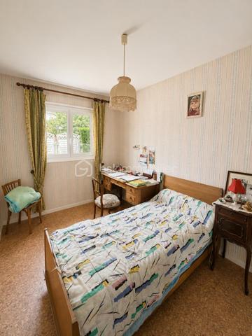 À Gisors (Eure, 27), dans un quartier calme et recherché à proximité du centre-ville, cette maison de 79 m² développe quatre pièces dont trois chambres sur un terrain de 559 m². Lumineuse, dotée d'un charme conservé dans son jus, elle dispose d'un sous-sol total pouvant accueillir plusieurs véhicules, accessible directement depuis l'intérieur.

ESPACE DE VIE

Le grand salon constitue le cœur de la maison et bénéficie d'une belle luminosité naturelle. La cuisine, aménagée et équipée, forme un ensemble avec la salle à manger, créant un espace convivial et fonctionnel pour les repas du quotidien comme pour recevoir. L'ensemble conserve le charme d'origine du bien, qu'un acquéreur pourra choisir de préserver ou de faire évoluer selon ses goûts.

ESPACE NUIT

La maison compte trois chambres, complétées par une salle de bain et un WC séparé. Cette distribution offre une séparation nette entre les espaces de vie et les espaces nuit, avec un nombre de chambres qui convient à une famille comme à un foyer souhaitant dédier une pièce au télétravail ou aux invités.

SOUS-SOL TOTAL

Le sous-sol total constitue l'un des principaux atouts du bien. Il s'étend sur l'ensemble de l'emprise de la maison et peut accueillir plusieurs véhicules, ce qui représente un avantage concret dans un secteur proche du centre-ville où le stationnement à l'abri n'est pas systématique. Son accès direct depuis l'intérieur de la maison en fait un espace pratique au quotidien, utilisable également en rangement, atelier ou buanderie. Ce volume vient s'ajouter à la surface habitable et élargit sensiblement les possibilités d'usage du bien.

EXTÉRIEUR

Le terrain de 559 m² offre un espace extérieur généreux au regard de la proximité du centre-ville. Il permet d'envisager un jardin d'agrément, un potager ou un espace de jeux, et constitue un vrai confort de vie pour une famille.

ENVIRONNEMENT ET ACCÈS

Le quartier, calme et résidentiel, est apprécié pour sa tranquillité tout en restant à proximité immédiate du centre de Gisors. La ville réunit de nombreux commerces, des établissements scolaires et une gare permettant de rejoindre la Normandie comme l'Île-de-France. Un positionnement équilibré, recherché aussi bien par les familles que par les actifs effectuant des trajets réguliers.

POINTS À NOTER

Cette maison s'adresse aux acquéreurs sensibles au charme de l'ancien, recherchant un bien lumineux avec un sous-sol total, un terrain de bonne surface et un emplacement de qualité à Gisors. Le caractère conservé dans son jus laisse une marge de personnalisation à qui souhaite y apporter sa propre mise au goût du jour.

Une maison lumineuse au charme préservé, avec sous-sol total et jardin de 559 m², dans un quartier calme proche du centre de Gisors.