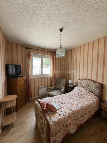 À Gisors (Eure, 27), dans un quartier calme et recherché à proximité du centre-ville, cette maison de 79 m² développe quatre pièces dont trois chambres sur un terrain de 559 m². Lumineuse, dotée d'un charme conservé dans son jus, elle dispose d'un sous-sol total pouvant accueillir plusieurs véhicules, accessible directement depuis l'intérieur.

ESPACE DE VIE

Le grand salon constitue le cœur de la maison et bénéficie d'une belle luminosité naturelle. La cuisine, aménagée et équipée, forme un ensemble avec la salle à manger, créant un espace convivial et fonctionnel pour les repas du quotidien comme pour recevoir. L'ensemble conserve le charme d'origine du bien, qu'un acquéreur pourra choisir de préserver ou de faire évoluer selon ses goûts.

ESPACE NUIT

La maison compte trois chambres, complétées par une salle de bain et un WC séparé. Cette distribution offre une séparation nette entre les espaces de vie et les espaces nuit, avec un nombre de chambres qui convient à une famille comme à un foyer souhaitant dédier une pièce au télétravail ou aux invités.

SOUS-SOL TOTAL

Le sous-sol total constitue l'un des principaux atouts du bien. Il s'étend sur l'ensemble de l'emprise de la maison et peut accueillir plusieurs véhicules, ce qui représente un avantage concret dans un secteur proche du centre-ville où le stationnement à l'abri n'est pas systématique. Son accès direct depuis l'intérieur de la maison en fait un espace pratique au quotidien, utilisable également en rangement, atelier ou buanderie. Ce volume vient s'ajouter à la surface habitable et élargit sensiblement les possibilités d'usage du bien.

EXTÉRIEUR

Le terrain de 559 m² offre un espace extérieur généreux au regard de la proximité du centre-ville. Il permet d'envisager un jardin d'agrément, un potager ou un espace de jeux, et constitue un vrai confort de vie pour une famille.

ENVIRONNEMENT ET ACCÈS

Le quartier, calme et résidentiel, est apprécié pour sa tranquillité tout en restant à proximité immédiate du centre de Gisors. La ville réunit de nombreux commerces, des établissements scolaires et une gare permettant de rejoindre la Normandie comme l'Île-de-France. Un positionnement équilibré, recherché aussi bien par les familles que par les actifs effectuant des trajets réguliers.

POINTS À NOTER

Cette maison s'adresse aux acquéreurs sensibles au charme de l'ancien, recherchant un bien lumineux avec un sous-sol total, un terrain de bonne surface et un emplacement de qualité à Gisors. Le caractère conservé dans son jus laisse une marge de personnalisation à qui souhaite y apporter sa propre mise au goût du jour.

Une maison lumineuse au charme préservé, avec sous-sol total et jardin de 559 m², dans un quartier calme proche du centre de Gisors.