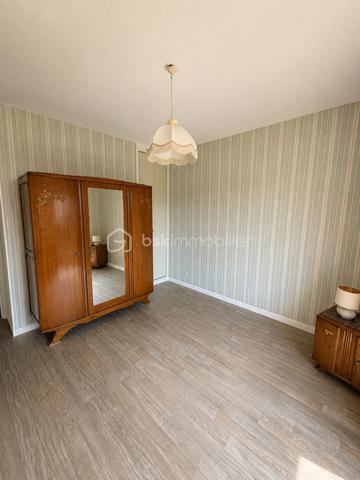 À Gisors (Eure, 27), dans un quartier calme et recherché à proximité du centre-ville, cette maison de 79 m² développe quatre pièces dont trois chambres sur un terrain de 559 m². Lumineuse, dotée d'un charme conservé dans son jus, elle dispose d'un sous-sol total pouvant accueillir plusieurs véhicules, accessible directement depuis l'intérieur.

ESPACE DE VIE

Le grand salon constitue le cœur de la maison et bénéficie d'une belle luminosité naturelle. La cuisine, aménagée et équipée, forme un ensemble avec la salle à manger, créant un espace convivial et fonctionnel pour les repas du quotidien comme pour recevoir. L'ensemble conserve le charme d'origine du bien, qu'un acquéreur pourra choisir de préserver ou de faire évoluer selon ses goûts.

ESPACE NUIT

La maison compte trois chambres, complétées par une salle de bain et un WC séparé. Cette distribution offre une séparation nette entre les espaces de vie et les espaces nuit, avec un nombre de chambres qui convient à une famille comme à un foyer souhaitant dédier une pièce au télétravail ou aux invités.

SOUS-SOL TOTAL

Le sous-sol total constitue l'un des principaux atouts du bien. Il s'étend sur l'ensemble de l'emprise de la maison et peut accueillir plusieurs véhicules, ce qui représente un avantage concret dans un secteur proche du centre-ville où le stationnement à l'abri n'est pas systématique. Son accès direct depuis l'intérieur de la maison en fait un espace pratique au quotidien, utilisable également en rangement, atelier ou buanderie. Ce volume vient s'ajouter à la surface habitable et élargit sensiblement les possibilités d'usage du bien.

EXTÉRIEUR

Le terrain de 559 m² offre un espace extérieur généreux au regard de la proximité du centre-ville. Il permet d'envisager un jardin d'agrément, un potager ou un espace de jeux, et constitue un vrai confort de vie pour une famille.

ENVIRONNEMENT ET ACCÈS

Le quartier, calme et résidentiel, est apprécié pour sa tranquillité tout en restant à proximité immédiate du centre de Gisors. La ville réunit de nombreux commerces, des établissements scolaires et une gare permettant de rejoindre la Normandie comme l'Île-de-France. Un positionnement équilibré, recherché aussi bien par les familles que par les actifs effectuant des trajets réguliers.

POINTS À NOTER

Cette maison s'adresse aux acquéreurs sensibles au charme de l'ancien, recherchant un bien lumineux avec un sous-sol total, un terrain de bonne surface et un emplacement de qualité à Gisors. Le caractère conservé dans son jus laisse une marge de personnalisation à qui souhaite y apporter sa propre mise au goût du jour.

Une maison lumineuse au charme préservé, avec sous-sol total et jardin de 559 m², dans un quartier calme proche du centre de Gisors.