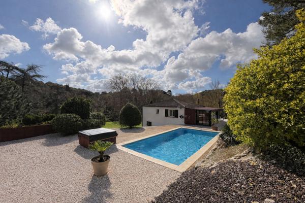 Maison 141 m² avec véranda chauffée piscine studio indépendant et grand terrain sans vis à vis secteur calme