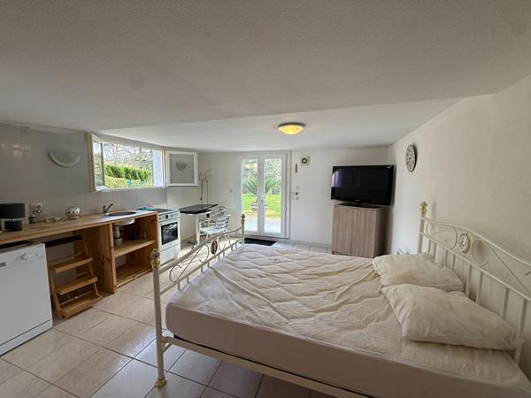 Maison 141 m² avec véranda chauffée piscine studio indépendant et grand terrain sans vis à vis secteur calme