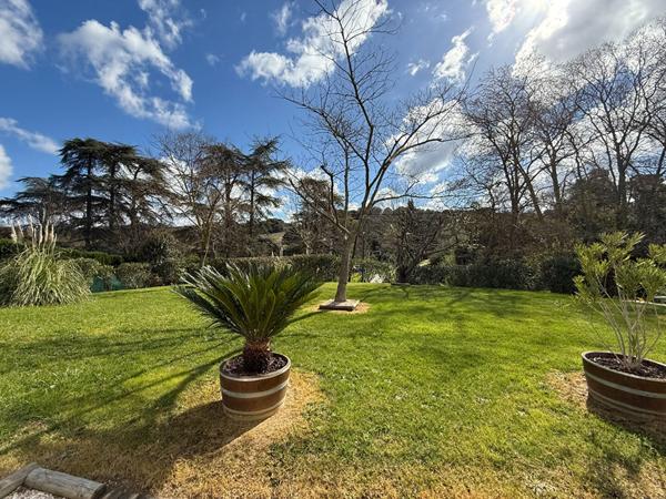Maison 141 m² avec véranda chauffée piscine studio indépendant et grand terrain sans vis à vis secteur calme