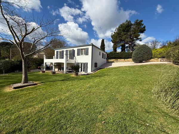 Maison 141 m² avec véranda chauffée piscine studio indépendant et grand terrain sans vis à vis secteur calme