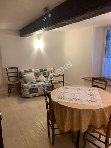 Maison de ville aux portes du jura et du revermont à 20 min de louhans et ses 157 arcades.