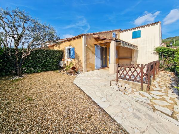 MAISON MITOYENNE 3 PIECES DANS DOMAINE SECURISE AVEC PISCINE -