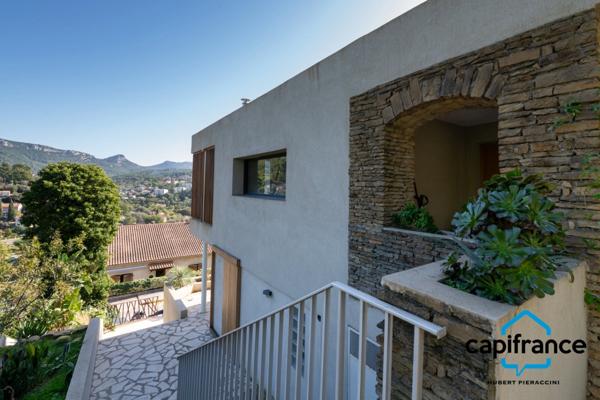 Villa entièrement rénovée à vendre 7 pièces TOULON (83) Terrain 650 m²