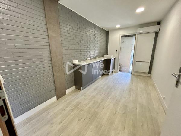 IMMEUBLE DE 450M² COMPRENANT : un F5 DE 120M², un F3 DE 90M², deux boutiques, un atteliers.Plus de 2300m² De terrain Divisible