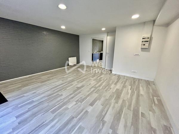 IMMEUBLE DE 450M² COMPRENANT : un F5 DE 120M², un F3 DE 90M², deux boutiques, un atteliers.Plus de 2300m² De terrain Divisible