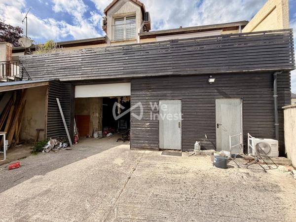 IMMEUBLE DE 450M² COMPRENANT : un F5 DE 120M², un F3 DE 90M², deux boutiques, un atteliers.Plus de 2300m² De terrain Divisible