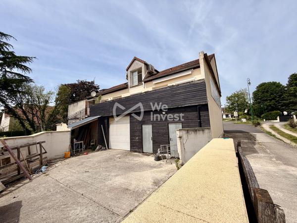 IMMEUBLE DE 450M² COMPRENANT : un F5 DE 120M², un F3 DE 90M², deux boutiques, un atteliers.Plus de 2300m² De terrain Divisible