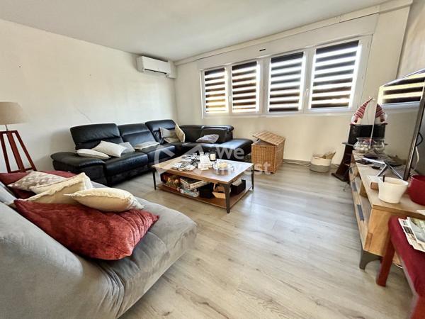 IMMEUBLE DE 450M² COMPRENANT : un F5 DE 120M², un F3 DE 90M², deux boutiques, un atteliers.Plus de 2300m² De terrain Divisible