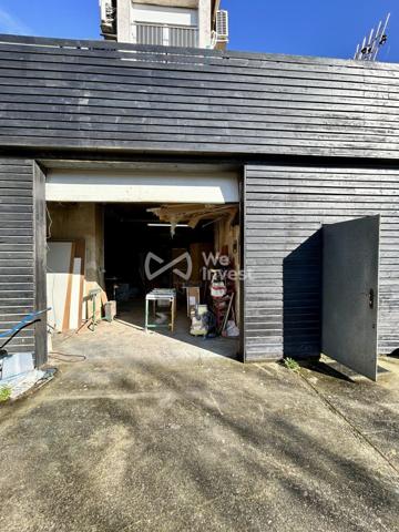 IMMEUBLE DE 450M² COMPRENANT : un F5 DE 120M², un F3 DE 90M², deux boutiques, un atteliers.Plus de 2300m² De terrain Divisible