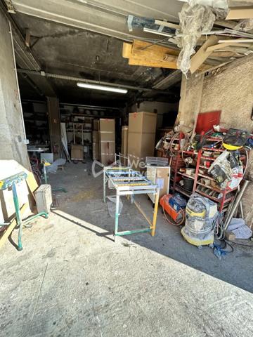 IMMEUBLE DE 450M² COMPRENANT : un F5 DE 120M², un F3 DE 90M², deux boutiques, un atteliers.Plus de 2300m² De terrain Divisible