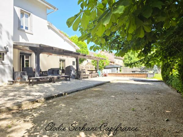 En Exclusivité Maison atypique d'environ 340m2, 9 pièces sur une parcelle de 1016m2 à Longevelle-sur-le-Doubs