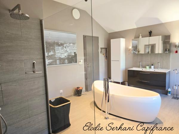 En Exclusivité Maison atypique d'environ 340m2, 9 pièces sur une parcelle de 1016m2 à Longevelle-sur-le-Doubs