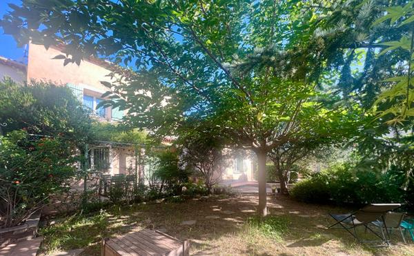 Maison Les Camoins vue sur les collines, terrasse et terrain arboré avec garage, caves et dépendance