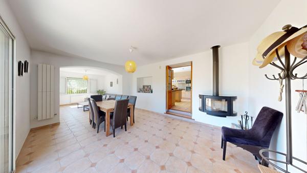 Maison Les Camoins vue sur les collines, terrasse et terrain arboré avec garage, caves et dépendance