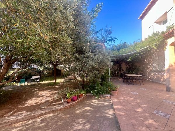 Maison Les Camoins vue sur les collines, terrasse et terrain arboré avec garage, caves et dépendance