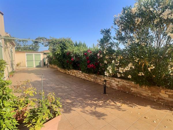 Maison Les Camoins vue sur les collines, terrasse et terrain arboré avec garage, caves et dépendance