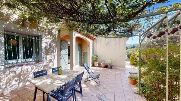 Maison Les Camoins vue sur les collines, terrasse et terrain arboré avec garage, caves et dépendance
