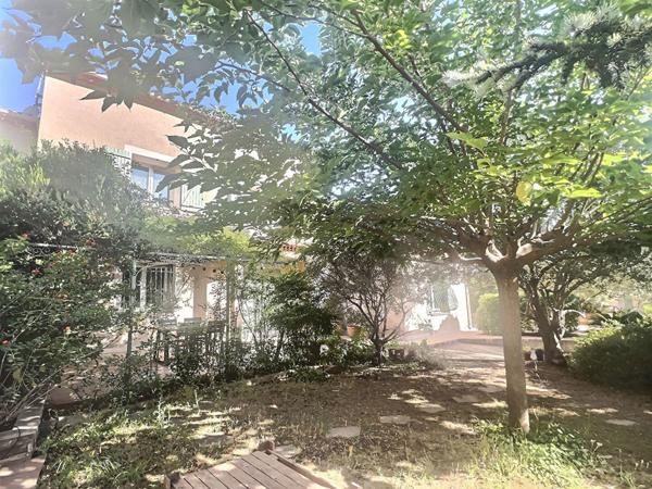 Maison Les Camoins vue sur les collines, terrasse et terrain arboré avec garage, caves et dépendance