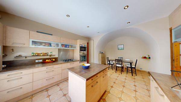 Maison Les Camoins vue sur les collines, terrasse et terrain arboré avec garage, caves et dépendance