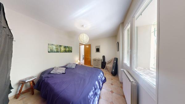 Maison Les Camoins vue sur les collines, terrasse et terrain arboré avec garage, caves et dépendance