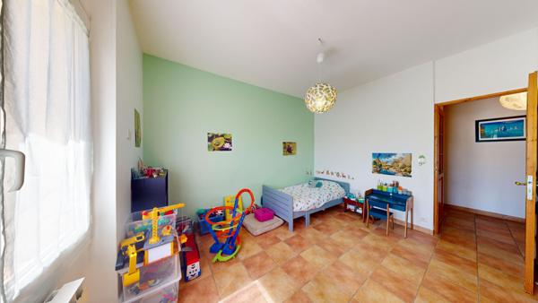 Maison Les Camoins vue sur les collines, terrasse et terrain arboré avec garage, caves et dépendance