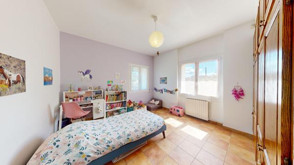 Maison Les Camoins vue sur les collines, terrasse et terrain arboré avec garage, caves et dépendance