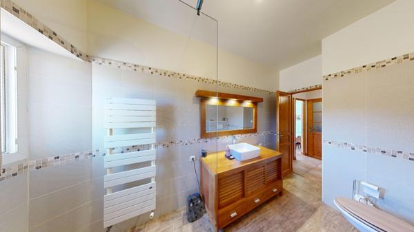 Maison Les Camoins vue sur les collines, terrasse et terrain arboré avec garage, caves et dépendance