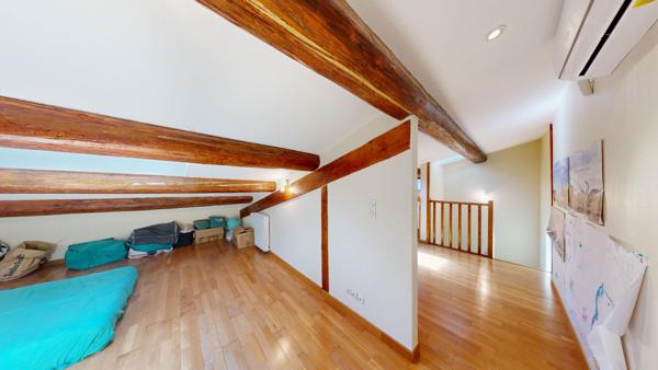 Maison Les Camoins vue sur les collines, terrasse et terrain arboré avec garage, caves et dépendance