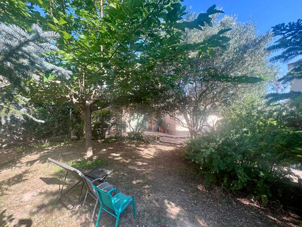 Maison Les Camoins vue sur les collines, terrasse et terrain arboré avec garage, caves et dépendance