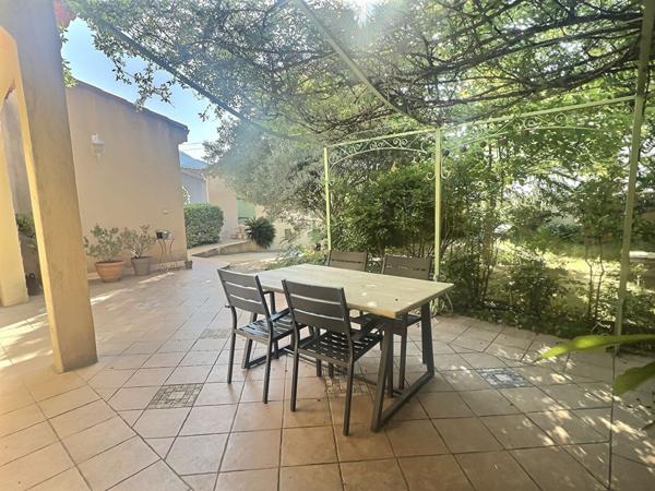 Maison Les Camoins vue sur les collines, terrasse et terrain arboré avec garage, caves et dépendance