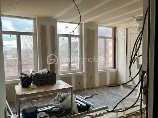 Il est situé dans le QUARTIER CREVECOEUR à CALAIS ( 62100 )

Cet IMMEUBLE 5 LOTS vous assure des REVENUS STABLES.

Construit vers 1930, il est à proximité du CENTRE-VILLE, de la GARE, des COMMERCES, des ECOLES, de la MAIRIE et des AXES RAPIDES. 
Le BUS est GRATUIT dans toute la ville et vers l'UNIVERSITE !

SA CONFIGURATION ACTUELLE :
- RDC :  1 APPARTEMENT T2 en façade + 1 APPARTEMENT T2 côté cour, avec terrasse et jardinet privatif.
- ETAGE 1 : 1 APPARTEMENT T2 avec travaux restant à terminer ( voir photo )
- ETAGE 2 : 2 STUDIOS

SES ASPECTS TECHNIQUES :
- Un HALL avec CAGE D'ESCALIER
- Les MENUISERIES sont en double vitrage très récentes.
- 6 COMPTEURS D'ELECTRICITE ( 5 pour les logements et 1 pour les communs ).
- 5 COMPTEURS D'EAU.
- Le CHAUFFAGE est individuel et électrique ( inertie )
- L'ASSAINISSEMENT est tout à l'égout.
- Un local technique est présent au premier étage côté cour ( c'est bien pour le rangement et un atelier )
- L'EAU CHAUDE est généré par des ballons électriques individuels.
- TOITURE EN BON ETAT ( voir photo )
- L'ENSEMBLE DES APPARTEMENTS SONT RENOVES ( TOUT EST COMME NEUF ). 

LES NOTIONS ECONOMIQUES :
- L'immeuble est géré par une agence.
- Les logements sont loués ( il reste les travaux à terminer sur l'appartement du premier étage.
- Gâche électrique, et interphone 
- LOYERS NETS ACTUELS 380 + 425 + 325 + 300 + ( à terminer 425 ) = 1855 x 12 = 22260 ( 10,35 % brut )
- DES PROVISIONS POUR CHARGES 30 + 30 + 30 + 30 + 30 = 150 mois x 12 = 1800 /an ( c'est très largement suffisant )
- TAXE FONCIERE 2443 /an.
- Les locataires sont des étudiants de l'université, sur des sessions de formation longue 24 mois ( ils ont tous des GARANTS ou une assurance VISALE ), ou des personnes en déplacement professionnel.

Tout est/ou sera loué...QUE VOULEZ-VOUS DE PLUS ?

DES VIDEOS SONT DISPONIBLES !

Comme vous aimez les BONNES AFFAIRES, je sais que vous allez m'appeler. Gilles O6 3O 89 OO O8

Je vous invite à visiter mon site : BSK gilles fourrier, à consommer sans modération.
Pour nos investisseurs, nous sommes en recherche de biens immobiliers locatifs à Vendre sur l'ensemble du Littoral.
N'hésitez pas à nous demander une ESTIMATION de VOTRE IMMEUBLE...ELLE VOUS SERA OFFERTE !
Je suis à votre disposition,  pour vous présenter la qualité et la puissance de nos actions commerciales,  qui transforment nos VENTES,  en de très BELLES REUSSITES IMMOBILIERES