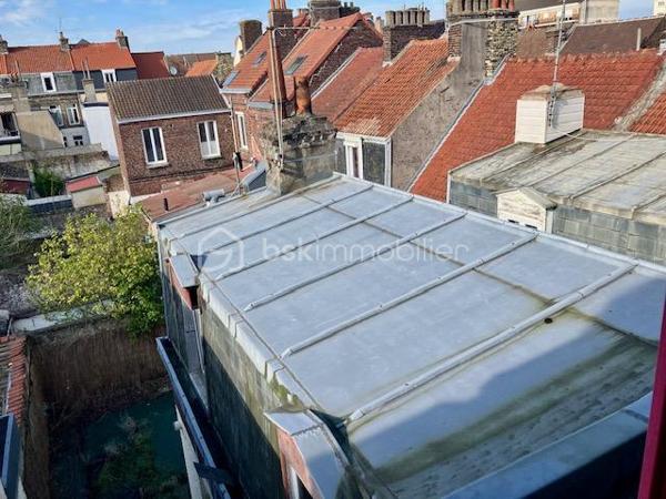 Il est situé dans le QUARTIER CREVECOEUR à CALAIS ( 62100 )

Cet IMMEUBLE 5 LOTS vous assure des REVENUS STABLES.

Construit vers 1930, il est à proximité du CENTRE-VILLE, de la GARE, des COMMERCES, des ECOLES, de la MAIRIE et des AXES RAPIDES. 
Le BUS est GRATUIT dans toute la ville et vers l'UNIVERSITE !

SA CONFIGURATION ACTUELLE :
- RDC :  1 APPARTEMENT T2 en façade + 1 APPARTEMENT T2 côté cour, avec terrasse et jardinet privatif.
- ETAGE 1 : 1 APPARTEMENT T2 avec travaux restant à terminer ( voir photo )
- ETAGE 2 : 2 STUDIOS

SES ASPECTS TECHNIQUES :
- Un HALL avec CAGE D'ESCALIER
- Les MENUISERIES sont en double vitrage très récentes.
- 6 COMPTEURS D'ELECTRICITE ( 5 pour les logements et 1 pour les communs ).
- 5 COMPTEURS D'EAU.
- Le CHAUFFAGE est individuel et électrique ( inertie )
- L'ASSAINISSEMENT est tout à l'égout.
- Un local technique est présent au premier étage côté cour ( c'est bien pour le rangement et un atelier )
- L'EAU CHAUDE est généré par des ballons électriques individuels.
- TOITURE EN BON ETAT ( voir photo )
- L'ENSEMBLE DES APPARTEMENTS SONT RENOVES ( TOUT EST COMME NEUF ). 

LES NOTIONS ECONOMIQUES :
- L'immeuble est géré par une agence.
- Les logements sont loués ( il reste les travaux à terminer sur l'appartement du premier étage.
- Gâche électrique, et interphone 
- LOYERS NETS ACTUELS 380 + 425 + 325 + 300 + ( à terminer 425 ) = 1855 x 12 = 22260 ( 10,35 % brut )
- DES PROVISIONS POUR CHARGES 30 + 30 + 30 + 30 + 30 = 150 mois x 12 = 1800 /an ( c'est très largement suffisant )
- TAXE FONCIERE 2443 /an.
- Les locataires sont des étudiants de l'université, sur des sessions de formation longue 24 mois ( ils ont tous des GARANTS ou une assurance VISALE ), ou des personnes en déplacement professionnel.

Tout est/ou sera loué...QUE VOULEZ-VOUS DE PLUS ?

DES VIDEOS SONT DISPONIBLES !

Comme vous aimez les BONNES AFFAIRES, je sais que vous allez m'appeler. Gilles O6 3O 89 OO O8

Je vous invite à visiter mon site : BSK gilles fourrier, à consommer sans modération.
Pour nos investisseurs, nous sommes en recherche de biens immobiliers locatifs à Vendre sur l'ensemble du Littoral.
N'hésitez pas à nous demander une ESTIMATION de VOTRE IMMEUBLE...ELLE VOUS SERA OFFERTE !
Je suis à votre disposition,  pour vous présenter la qualité et la puissance de nos actions commerciales,  qui transforment nos VENTES,  en de très BELLES REUSSITES IMMOBILIERES