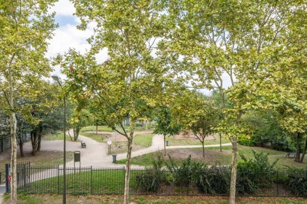 Appartement 4 pièces familial, rénové, en face d'un parc arboré