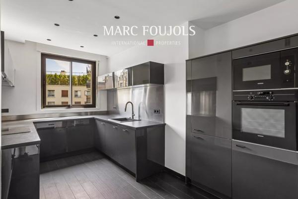 Paris XVI Passy : appartement en étale élevé avec balcons et vue dégagée