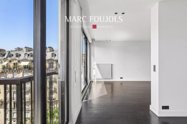 Paris XVI Passy : appartement en étale élevé avec balcons et vue dégagée